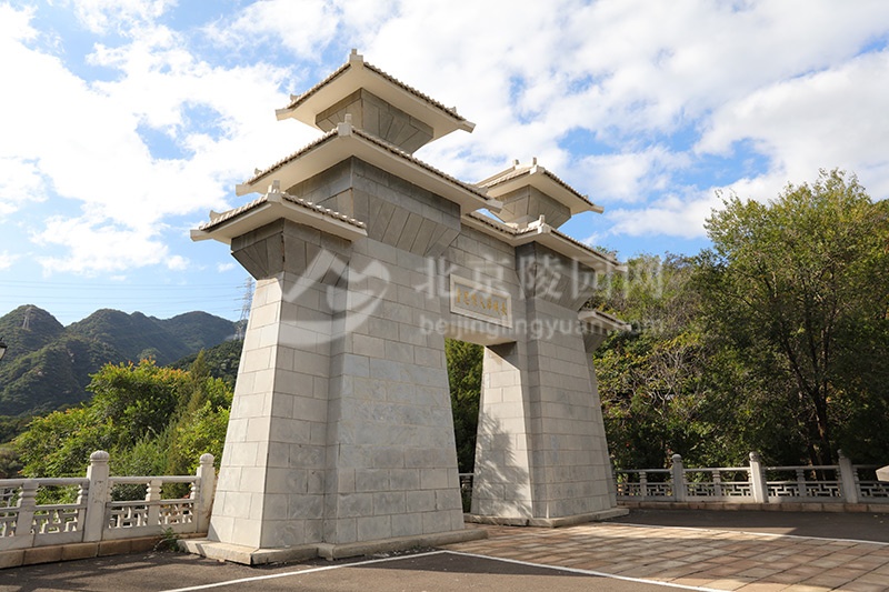 怀思堂陵园阙门