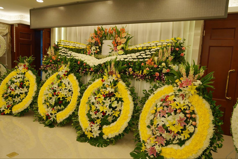 白事花圈摆放