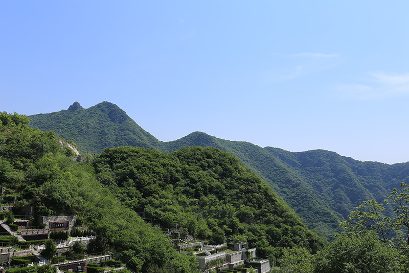 陵园周边山势