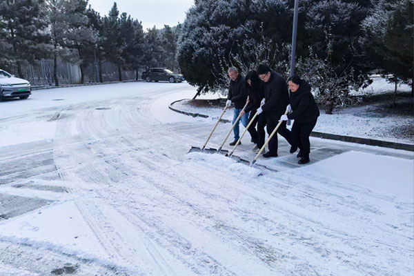 顺义区殡仪馆：以雪为令战严寒 清雪除冰护平安