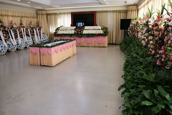 想在八宝山办告别仪式，告别室和休息室怎么收费？天顺祥能帮忙办理吗？