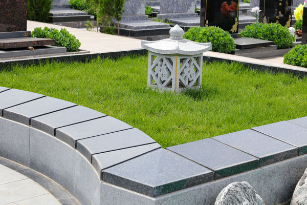 中华永久陵园的生态葬，回归自然的新选择。单穴草坪葬仅6000元起售。