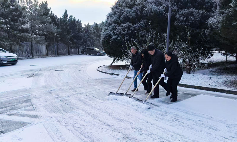 顺义殡仪馆职员正在铲雪中