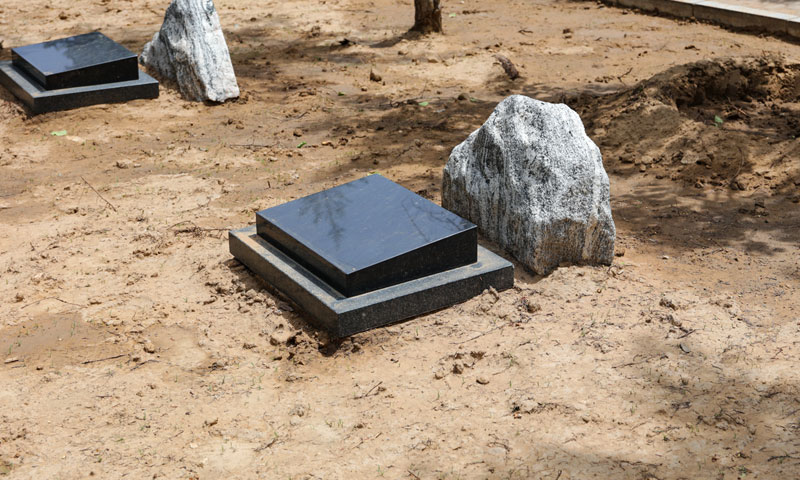 中华永久陵园生态葬也有碑 记录逝者信息