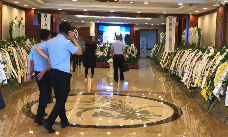 天顺祥殡葬管家前往告别厅