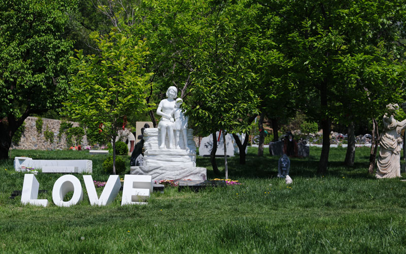 九公山长城纪念林内的景观雕塑