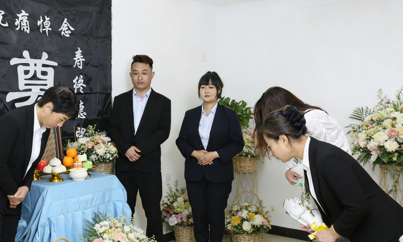 专员指导家属在灵堂前如何祭拜