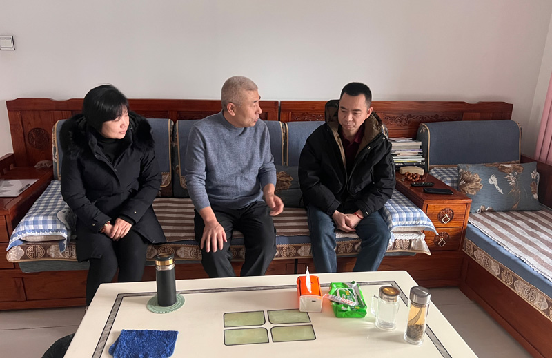 领导与退休职工亲切交谈中