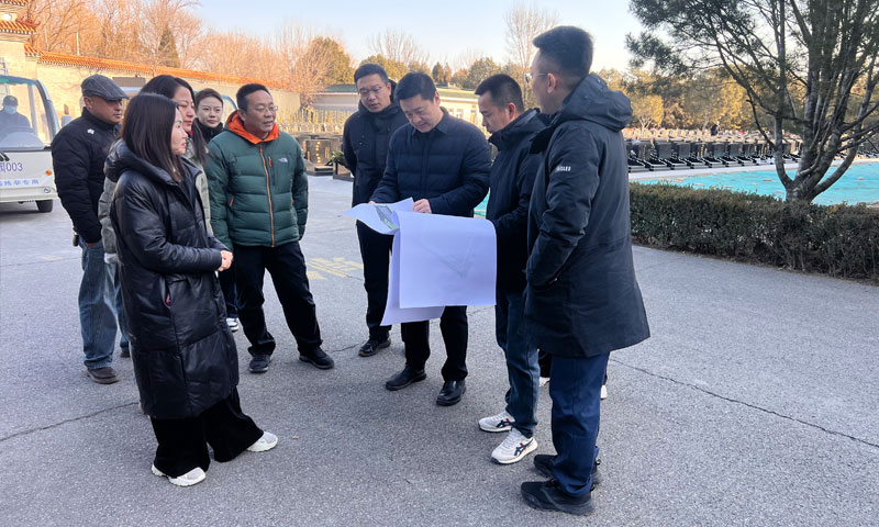 听取墓区员工介绍