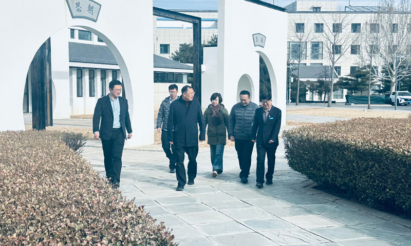 李宝东在顺义区殡仪馆考察