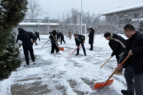 北京市潮白陵园全体职工开展扫雪除冰行动