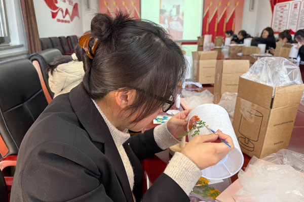 情暖三八 艺润芳华——北京市潮白陵园组织女职工开展压花台灯DIY活动