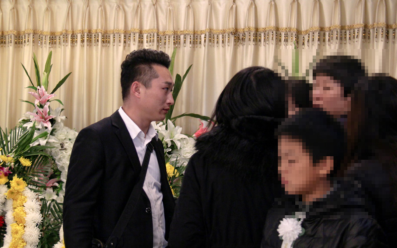 服务专员在殡仪馆告别厅与家属沟通下一步事宜