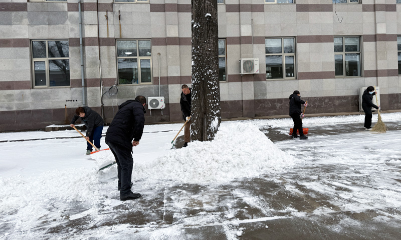 潮白陵园职工积极铲雪