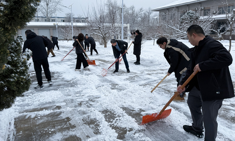 潮白陵园职工积极铲雪