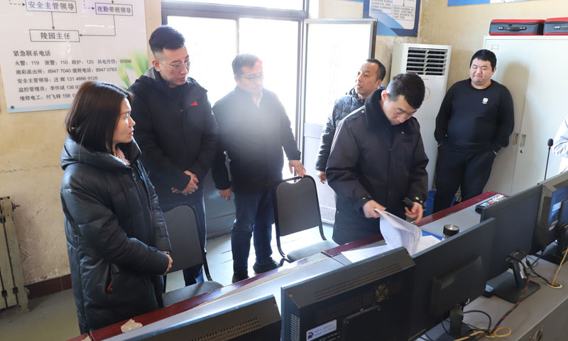 王局长一行抵达陵园中控室检查 王局长一行抵达陵园中控室检查