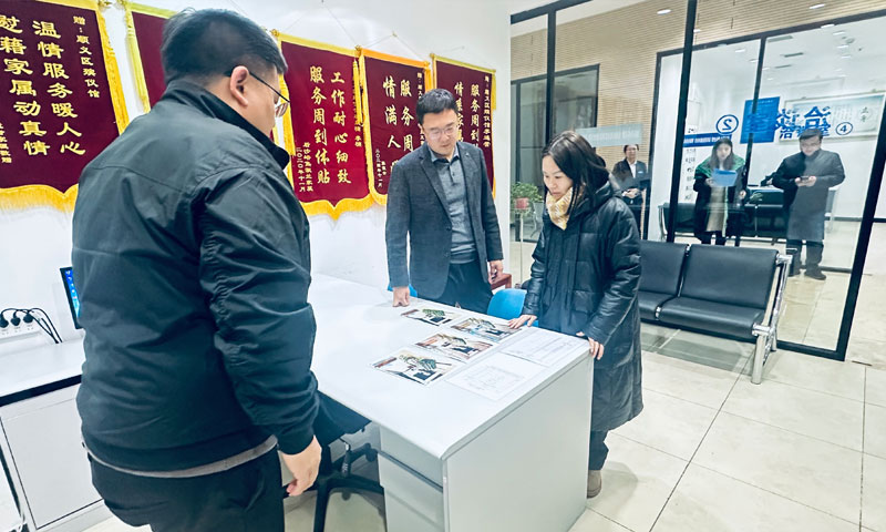 王少华一行到业务室检查 王少华一行到业务室检查