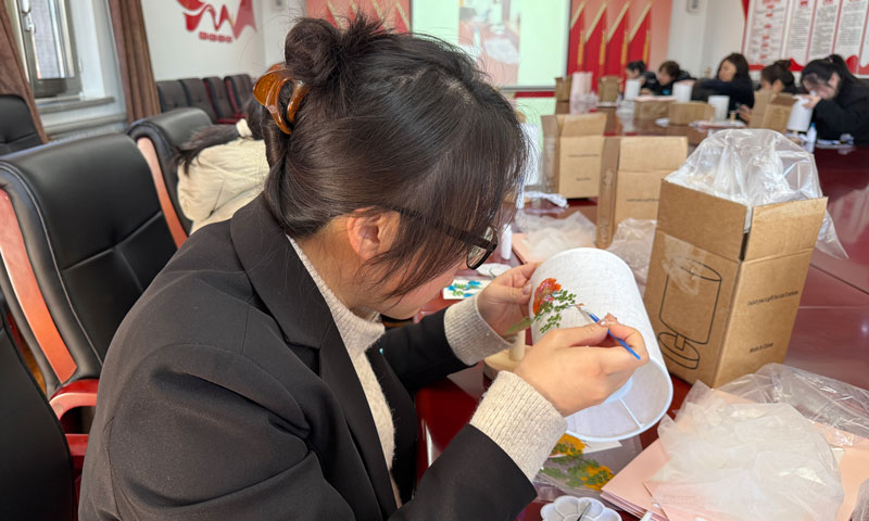 专心手粘干花中 专心手粘干花中