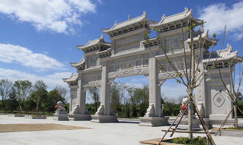 恢宏气派的石雕牌坊
