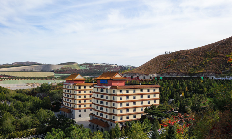 灵山宝塔陵园秋景