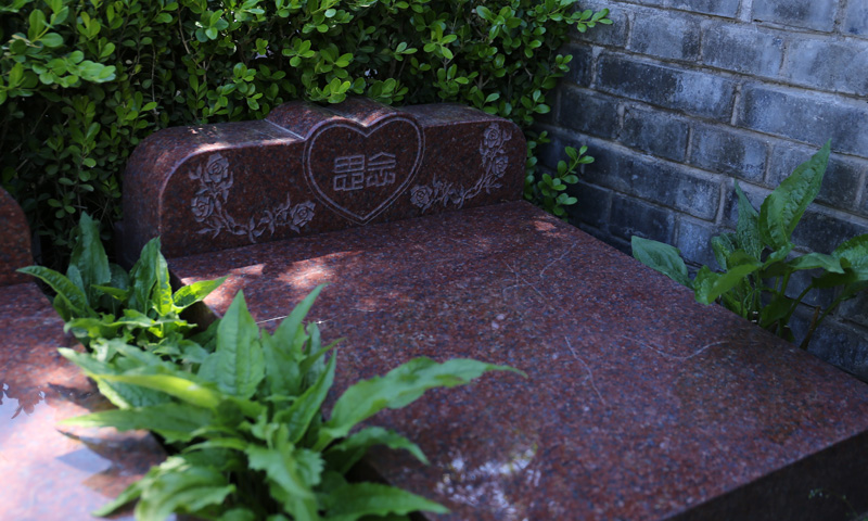 墓碑靠墙角给人一种宁静安定的感觉