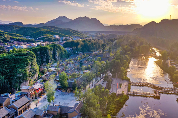 易县万福陵园周边环境如何？枕山环水承文脉，是一处安葬福地