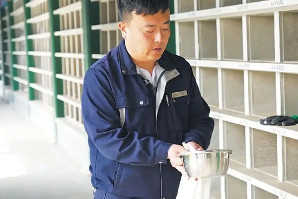 八宝山革命公墓立体安葬团队：方寸之间守尊严