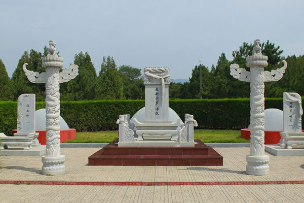 末代皇帝溥仪去世时清朝已亡55年，为何最终葬入华龙皇家陵园？