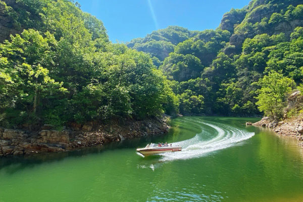 北京平谷区墓地归山陵园周边有什么自然景观?