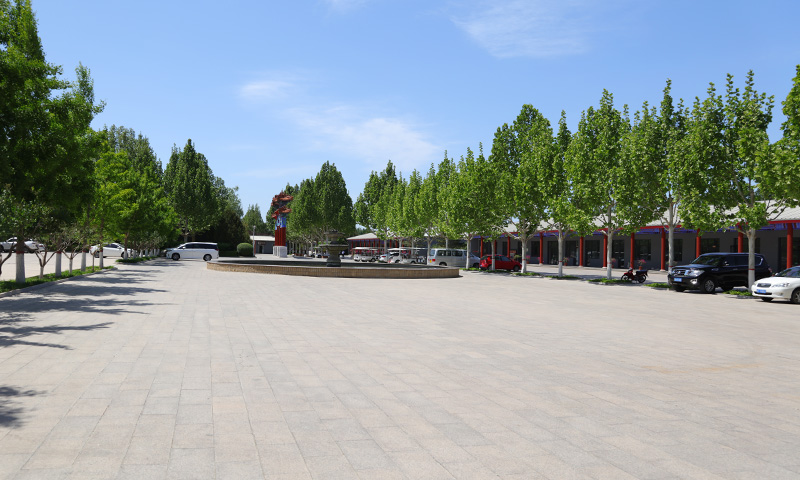 灵山宝塔陵园停车场局部