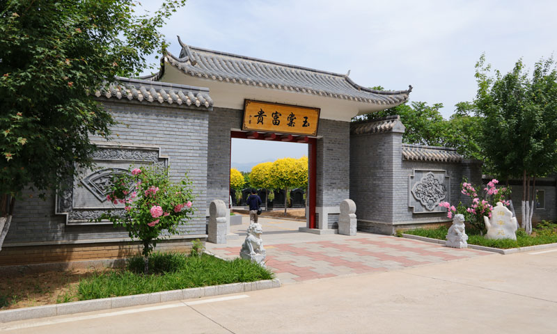 中华永久陵园路面平坦无需任何爬坡