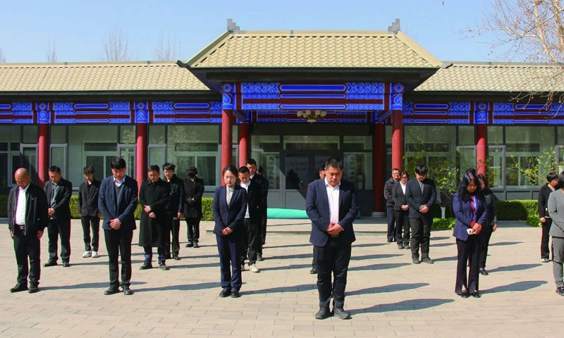 全体人员肃立默哀