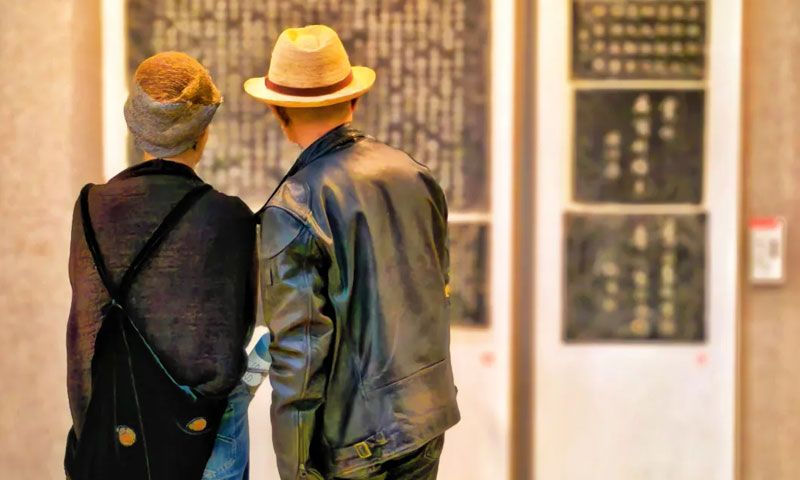 民众正在看碑文与墓志铭的拓印