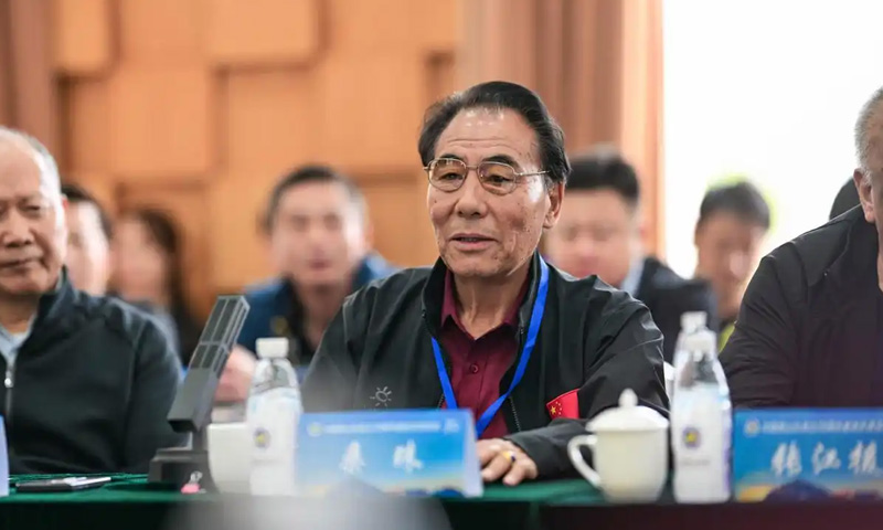 登山家桑珠结合自身数十年登山生涯深情发言