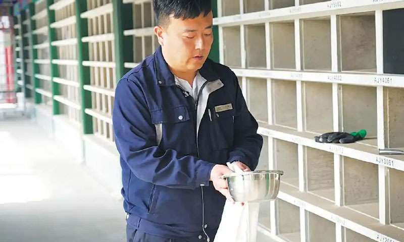 立体安葬团队成员卢峥做安葬前的准备工作。 受访者供图