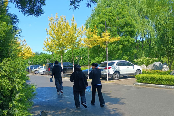 坚守践初心 服务暖人心——北京陵园网选墓顾问贾大姐五一在岗显担当