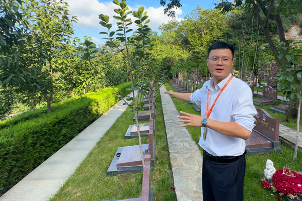守墓即守心，这三颗心，是墓地管理员的职业底色