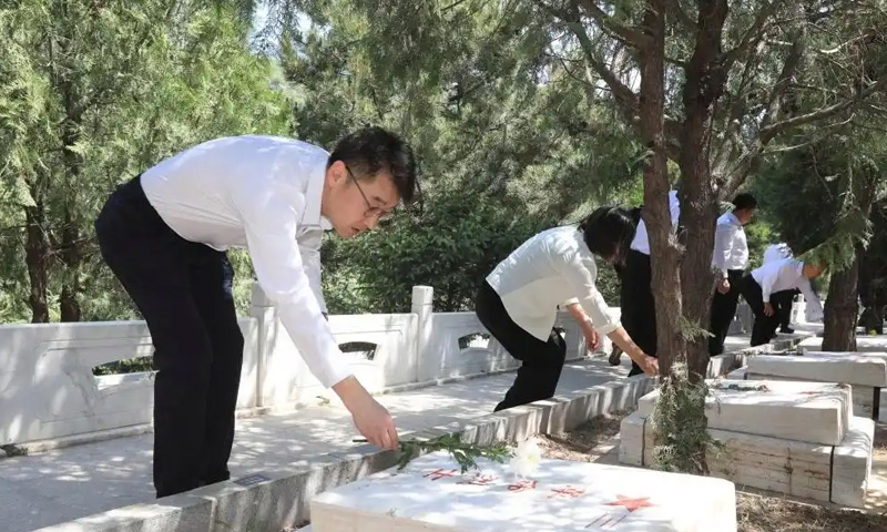 参加仪式的全体人员依次向烈士敬献鲜花