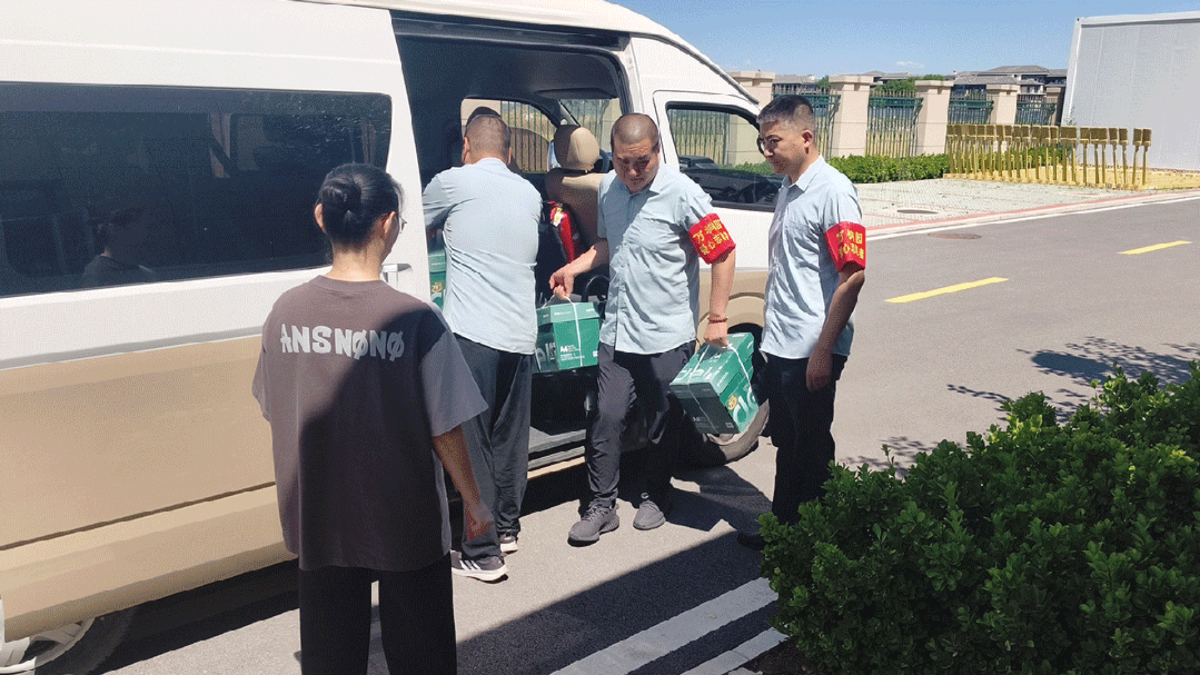 精心准备了水果、零食、A4纸等爱心物资