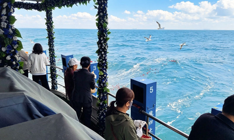 集体骨灰海撒现场实拍 集体骨灰海撒现场实拍