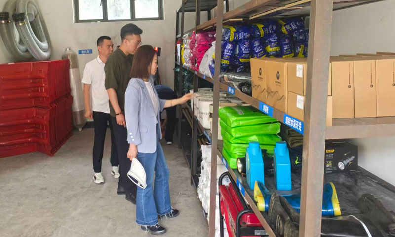 顺义区民政局领导到潮白领检查防汛物资仓库