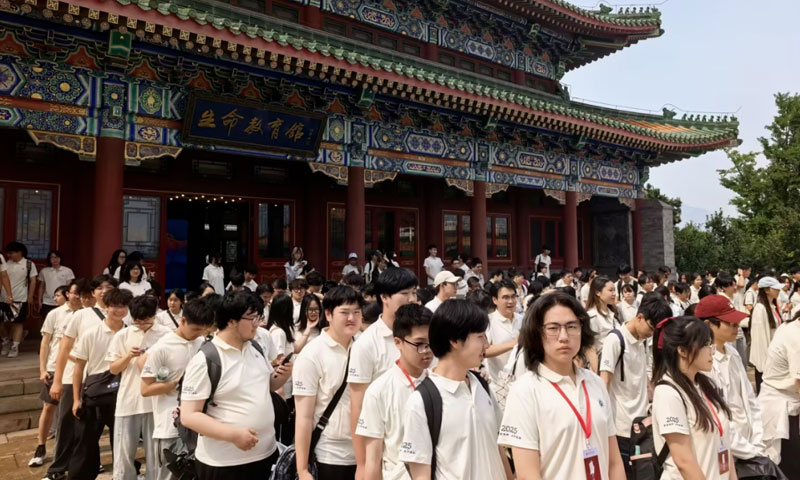 学生在天寿陵园生命教育馆前集合 学生在天寿陵园生命教育馆前集合