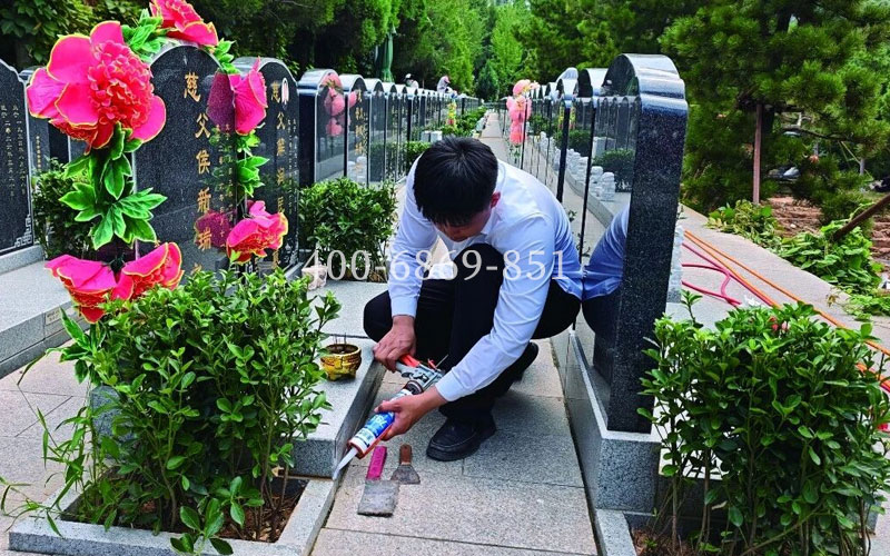 检修维护墓区 灵山宝塔陵园供图 检修维护墓区 灵山宝塔陵园供图