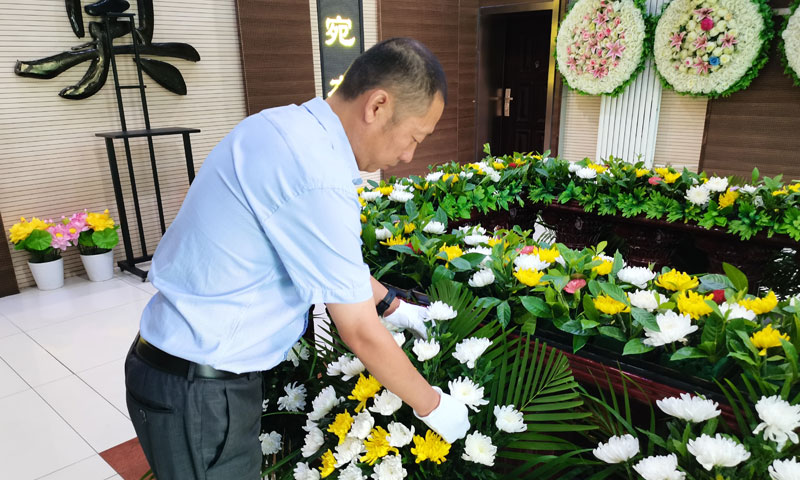 天顺祥白事管家正在告别厅做服务