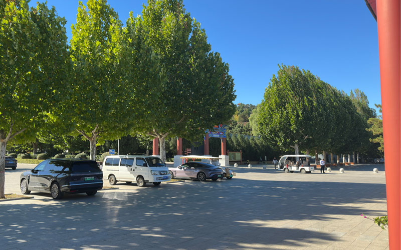 停车场就在灵山宝塔陵园牌楼左侧