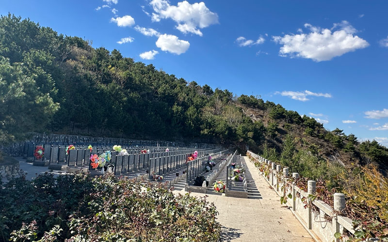 秋日的灵山宝塔陵园