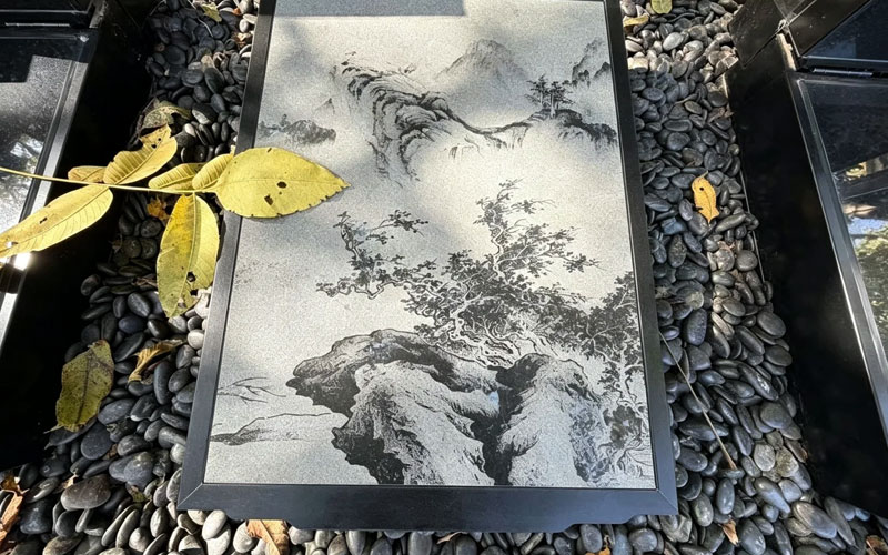 合上的碑面尽然是一幅山水画 合上的碑面尽然是一幅山水画