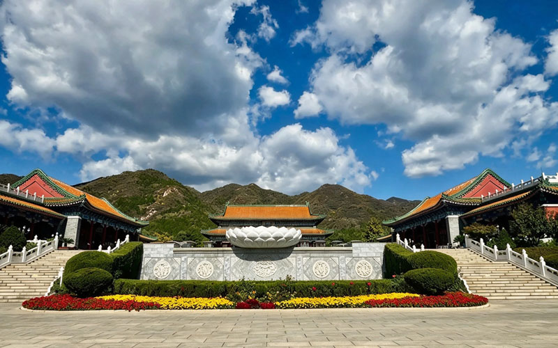 干净又宁静的秋日天寿园