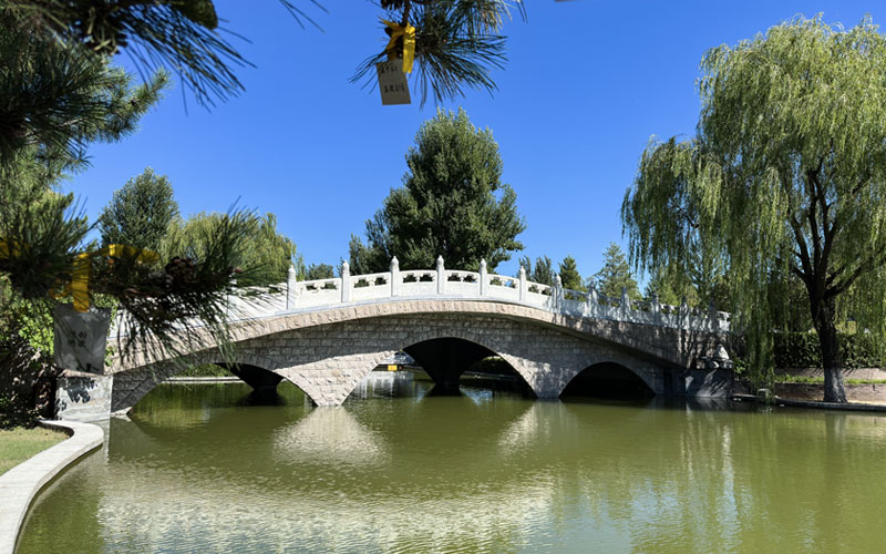 中华永久陵园里的日月湖