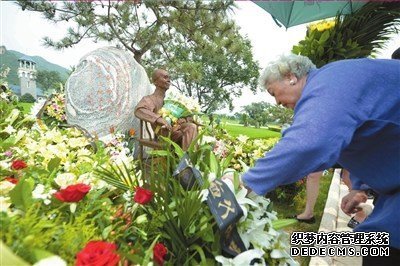 书画鉴定家徐邦达骨灰安放冯其庸题字送友人